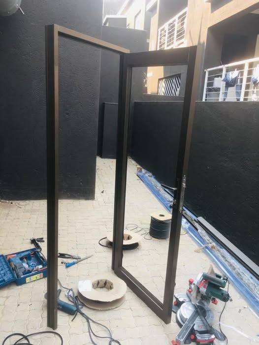 Fitting an aluminium glass door panel on site